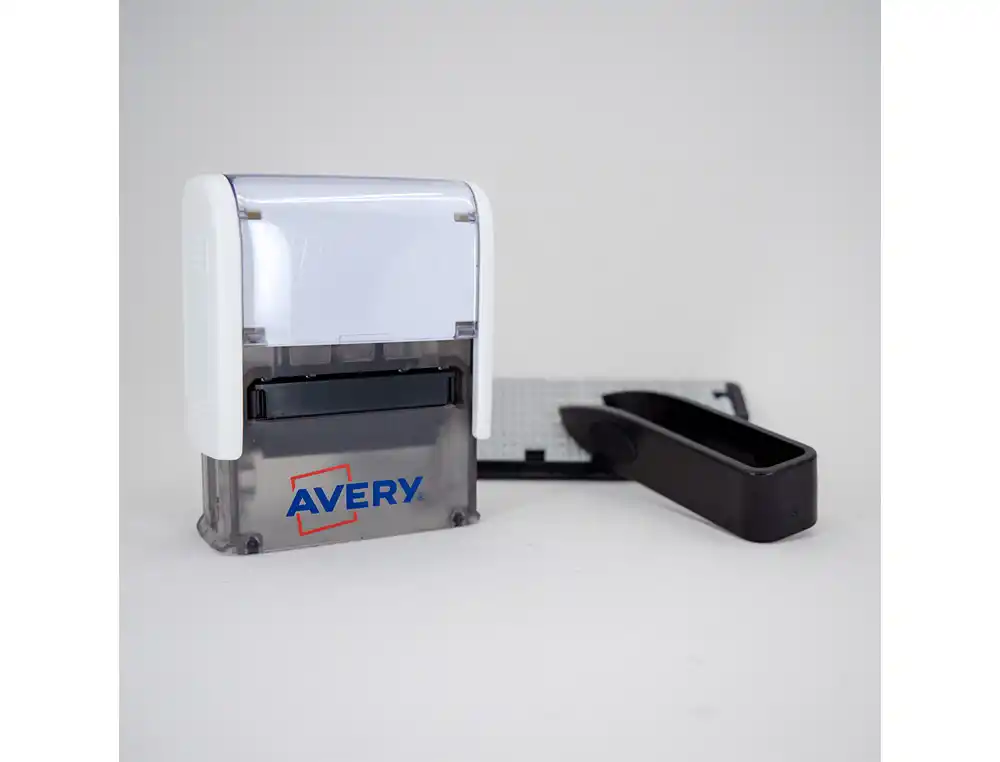 [174898] Sello avery especial tejidos personalizable 3 lineas 288 caracteres con pinza y tira termoadhesiva lavable negro